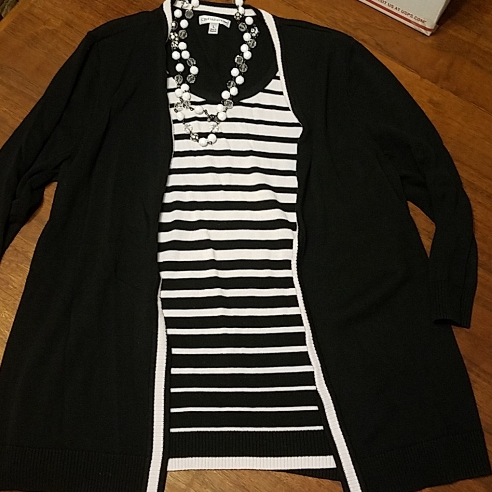 👸🧥 Black and white striped sweater